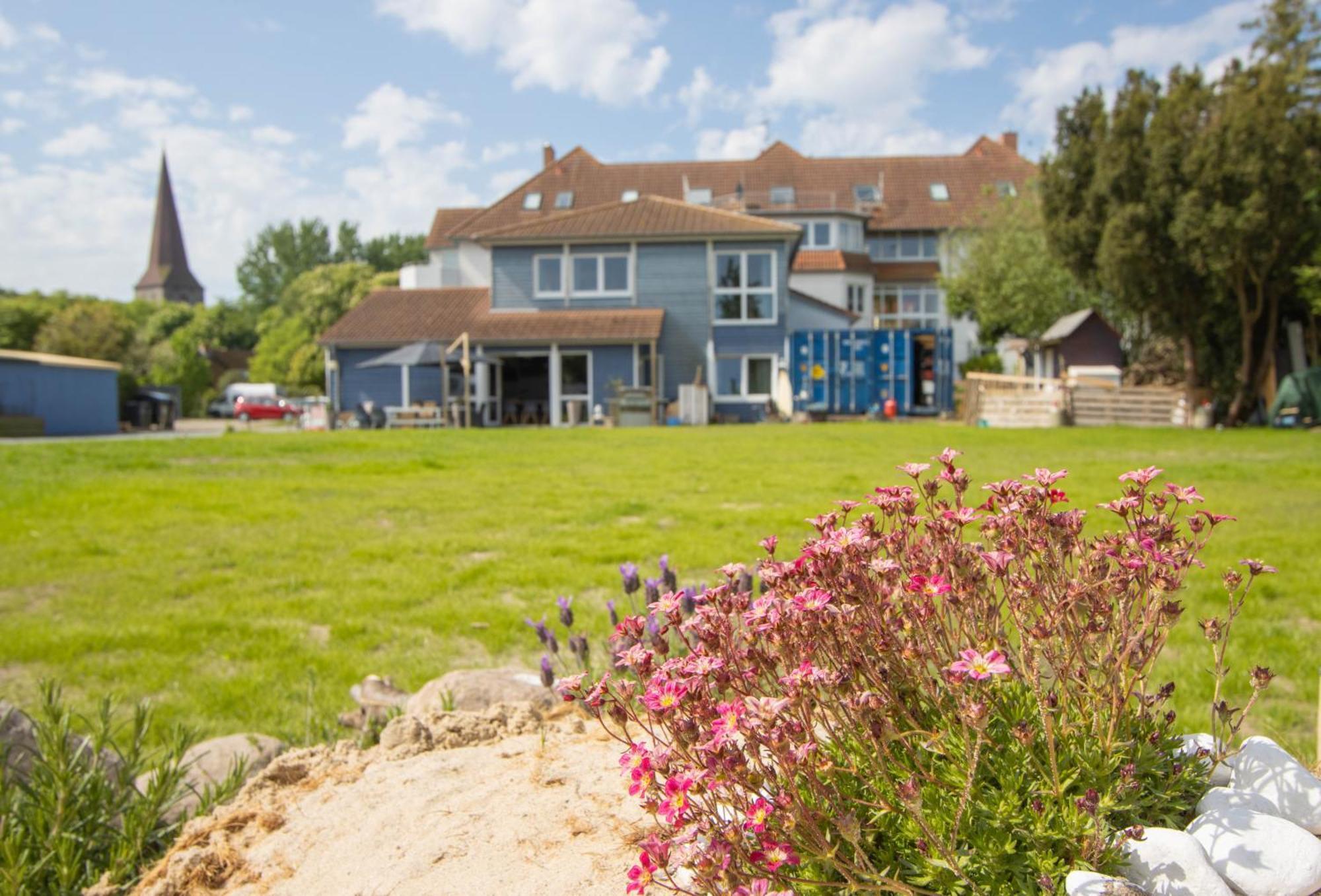 Hostel Oder Ferienwohnung 1-16 Personen Im Blauen Haus Фехмарн Екстериор снимка